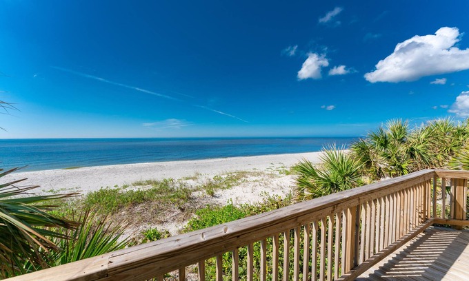 Englewood House | Beachfront Treehouse & Picturesque Sunsets