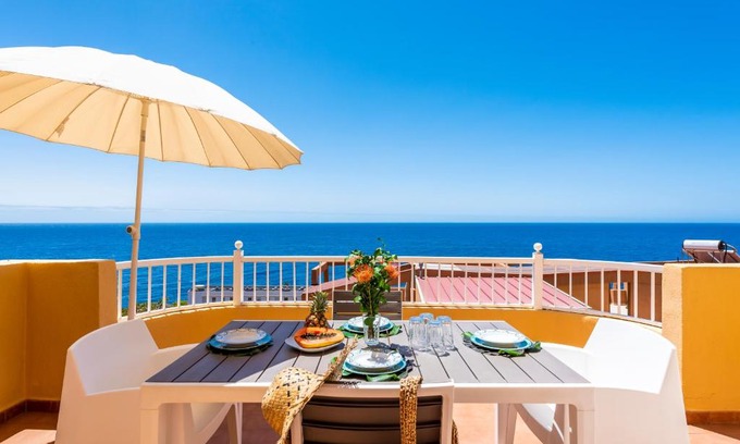 Radazul Apartment | Beachfront triplex with swimming pool & parking