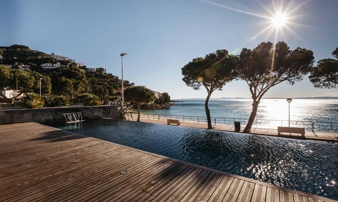 Almadraba-Canyelles Apartment | Beachfront two-bedroom apartment with sea views in Canyelles Petites