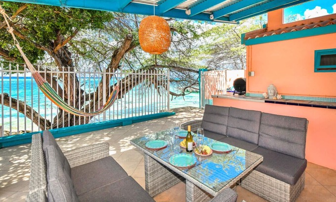 De Bruynewijk Villa | Beachfront Two-Bedroom Villa