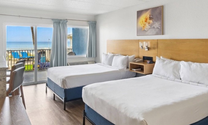 Fort Bay House | Beachfront Unit with Kitchen and Balcony! Gulf View, Swimming Pool, Free Parking