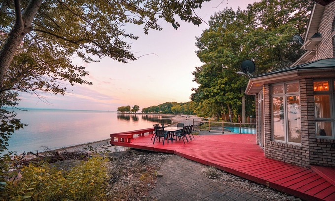 Ontario House | Beachfront Villa for Rent –Sleeps 15, Private Beach close to Niagara Falls