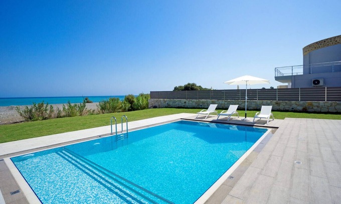 Kamisiana Villa | Beachfront Villa Tavronitis with 8 bedrooms and 2 private pools