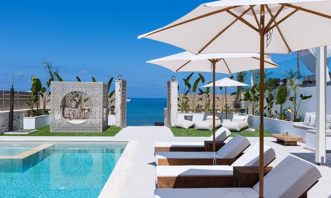 Bali Villa | Beachfront villa with daily cleaning, sauna & gym: by etouri