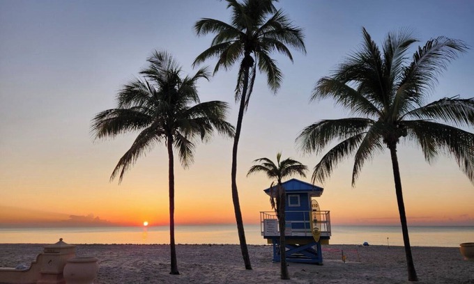 Hollywood Apartment | Beachfront with Private Pool ~ 1 Bedroom w/King Bed & FREE PARKING at the Beach