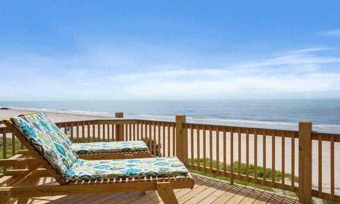 Gilchrist House | Beachfront3BR Steps to Sand Sleeps 10+Pet Friendly