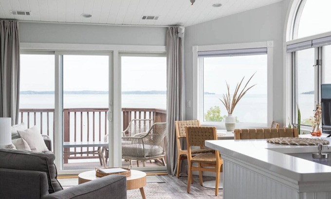 Traverse City Condo | ★BEACHFRONT★Pool+Hot Tub★11 min to downtown