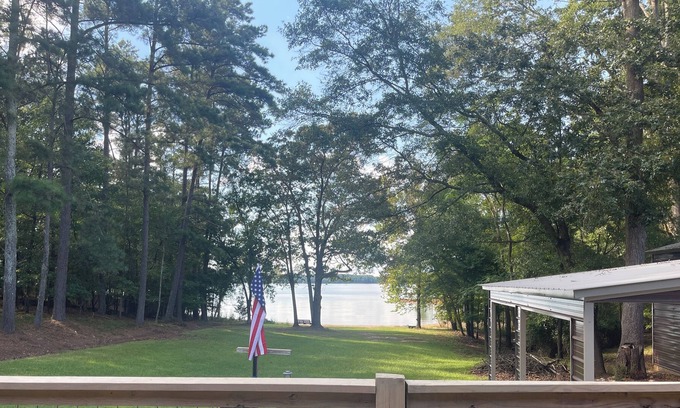Hartwell House | Beachin it at the LAKE. Cozy Cabin. Kayak or Swim in quiet cove turquoise water.