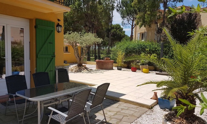 Argeles Plage Apartment | Beachside 2-Bed Apartment for 5 with Garden, BBQ & WiFi