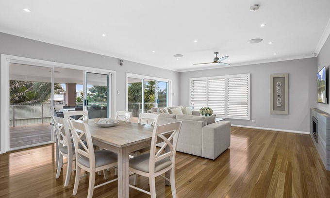 Warilla House | Beachside 4 Bedroom Luxury Home - meters to the beach!