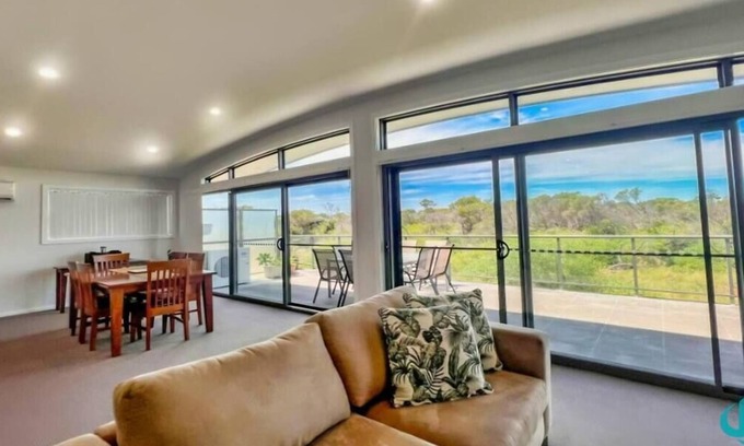 Caves Beach Apartment | Beachside Beauty - Short walk to Caves Beach