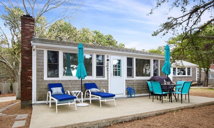 Indian Neck Heights Cottage | Beachside Bliss β Beautiful Cottage Steps from the Sea π