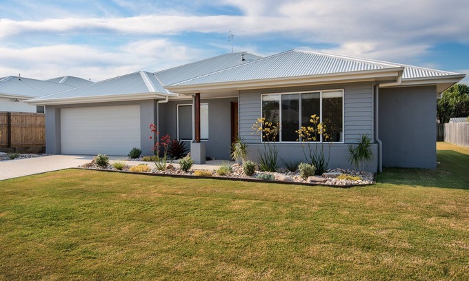 Mudjimba House | Beachside bliss in NEW house with huge backyard