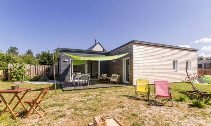 Lingreville Cottage | Beachside Bliss: Modern, Spacious Home with Terrace, BBQ, & Bikes – Pet Friendly!