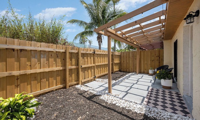 Ocean Woods House | Beachside Bungalow- minutes from the beach and cruise ships!
