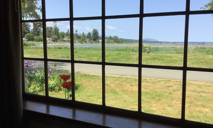 Courtenay House | Beachside bungalow with panoramic ocean views.