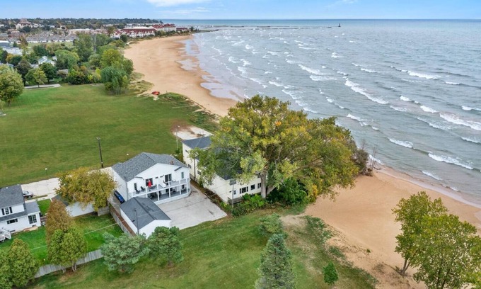 Sheboygan Condo | Beachside Condo Downtown with Lake Michigan Views