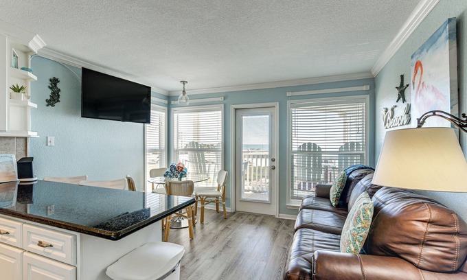 Galveston Condo | Beachside Condo w/Pool & Hot Tub in Galveston!