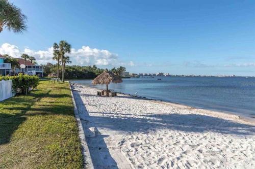 Bayview House | Beachside Condo Walk To Sand, Pool & Hot Tub