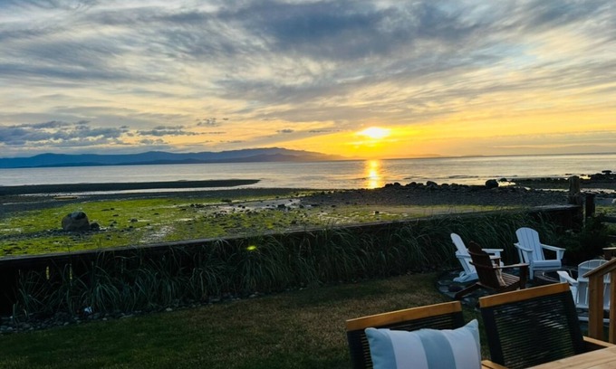 Regional District of Nanaimo Hotel | Beachside family retreat w/Private Raft, paddleboards, Firepit, Kayaks.