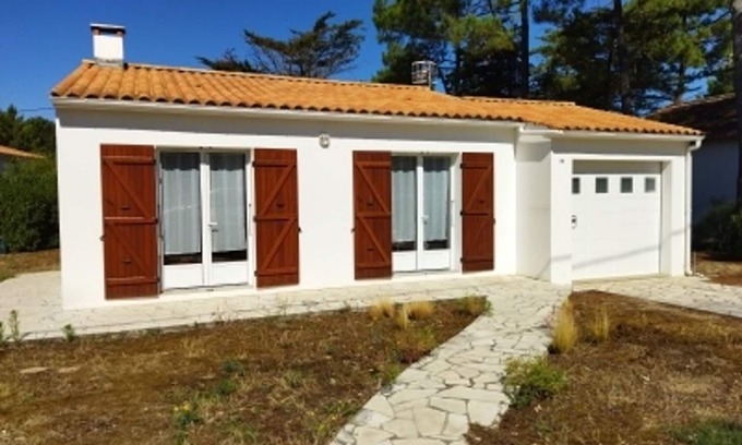 La Tranche-sur-Mer House | Beachside Getaway: Cozy House for 5, 100m from Shore, Parking, TV, BBQ, WiFi Option