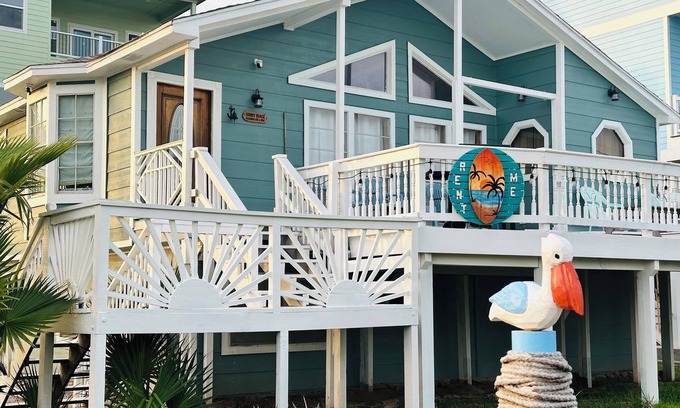 Galveston House | Beachside Get-A-Way! Walk to the Beach!