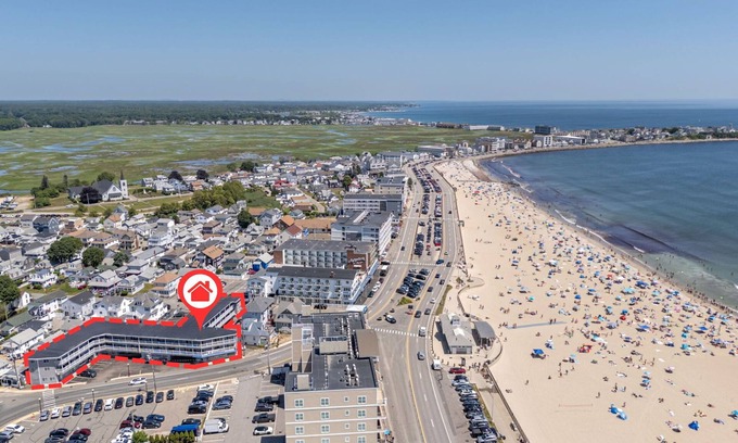 Hampton Condo | Beachside Getaway - Steps to the Beach