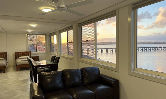 Ripon Apartment | Beachside & Jetty View Apt 5 (Harbour Master Apartment)