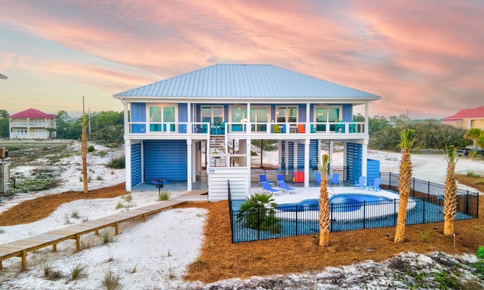 East End House | BEACHSIDE NEW BUILD 4BR 4 1/2 bath St. George Island w/pool