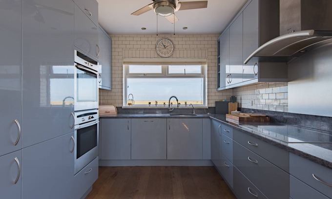 Lydd House | Beachside, nr Dungeness - family seaside home sleeps 8 with sea views
