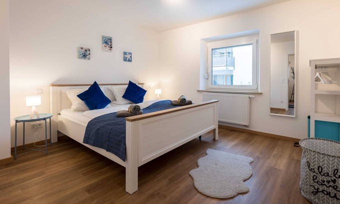 Lechhausen-Ost Apartment | BeachStyle: Kitchen - Kingbed - Parking - NETFLIX & Terrace
