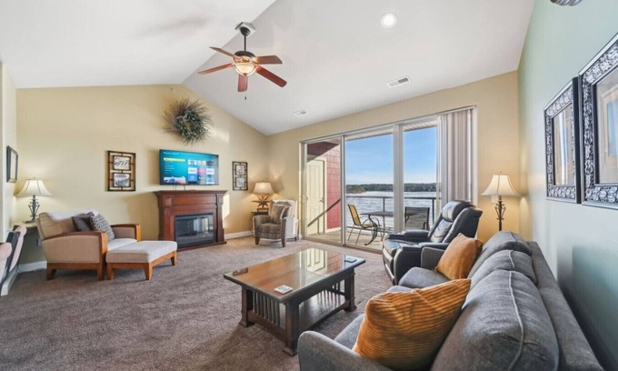 Lake Delton Condo | Beachtop Condo at Delton Grand - Waterfront