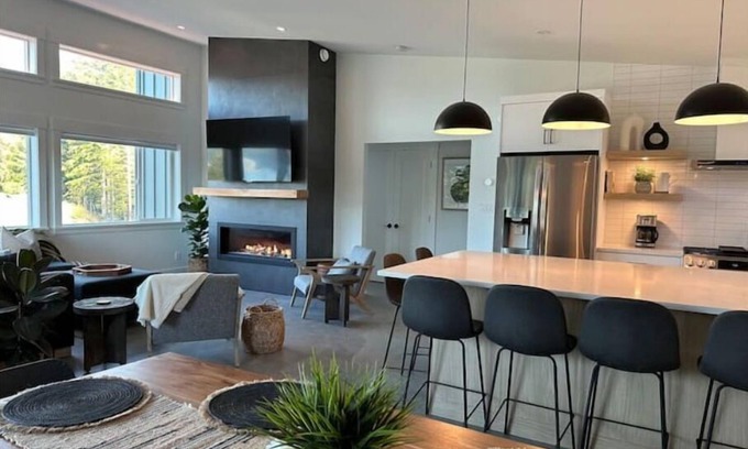 Port Renfrew House | Beachview Retreats - Luxury home with ocean view, hot tub, and pool table