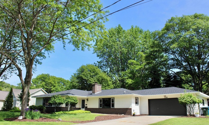 Beachwood-Bluffton House | Beachwood Home - Muskegon - walk 2 Lake MI BEACH + local playground + pickleball