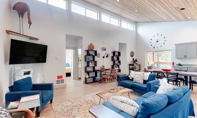 Bandon Apartment | Beachy, Dog-Friendly Home Near the Coast with Free WiFi & a Kitchenette