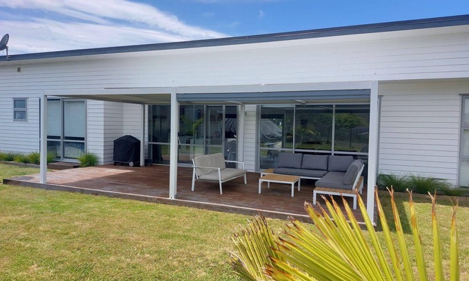 Mangawhai Heads House | Beachy Dreams - Modern, spacious, sunny home in quiet cul-de-sac with lovely rural outlook