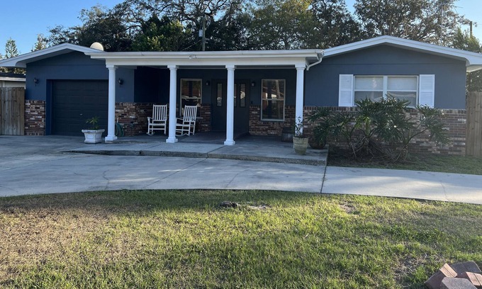 Forest Hills House | Beachy Holiday Home- 3/2 up to 5 guests