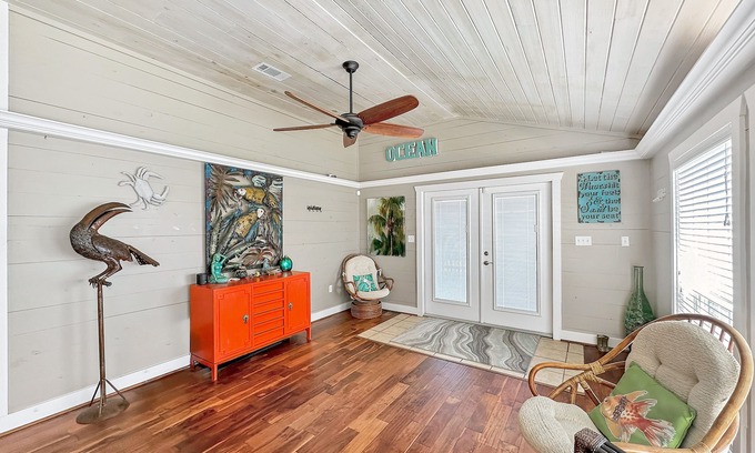 Port Bolivar House | Beachy Vibes-3 bedroom/2 bath/pet-friendly, w/pool, sleeps 10