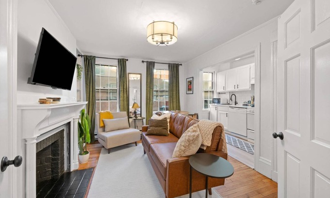 Beacon Hill Apartment | Beacon Hill Elegance: Modern Apt with Balcony, Fast WiFi, Steps to Cafes, MGH and Boston Commons!