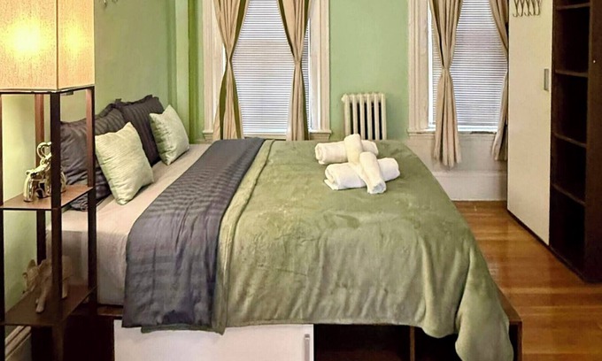 Beacon Hill Apartment | Beacon Hill Studio with Full Kitchen, Short Walk to MGH, Multiple Train Lines