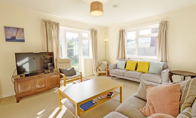 Emsworth Cottage | Beacon Square, Emsworth - a family house that sleeps 8 guests in 3 bedrooms