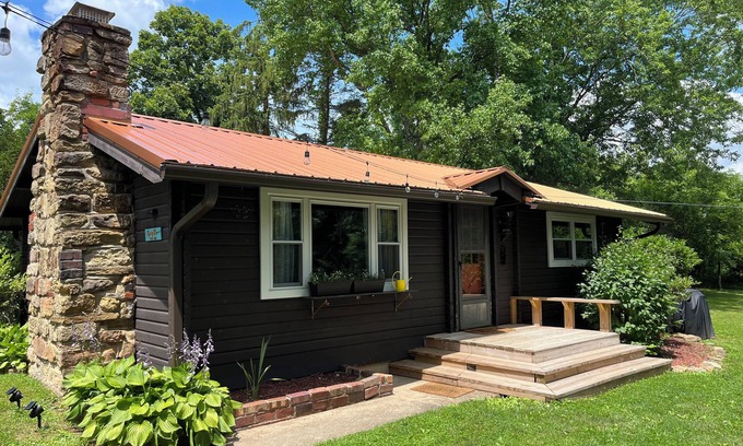 Athens Cabin | Bean’s Place - Adorable ridge top cabin five miles from Ohio University!