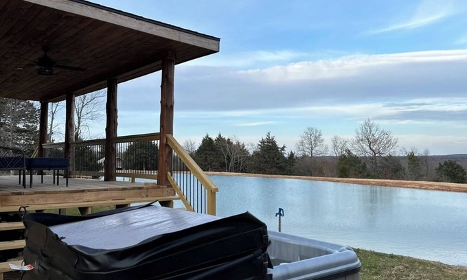 Compton Cabin | Bear Bottom Cabin! HUGE POND AND HOT TUB, KAYAKE, PADDLE BOAT, AND PADDLE BOARD!