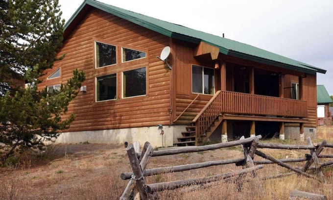 Island Park Cabin | Bear Bungalow | Sleeps 10 | 23 Minutes to Yellowstone