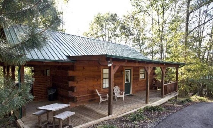 Tellico Plains Cabin | Bear Cabin with Hot Tub