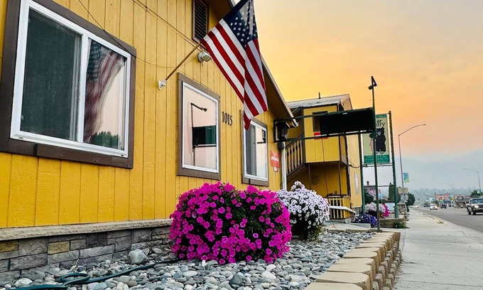 Salmon Hotel | Bear Counrty Inn