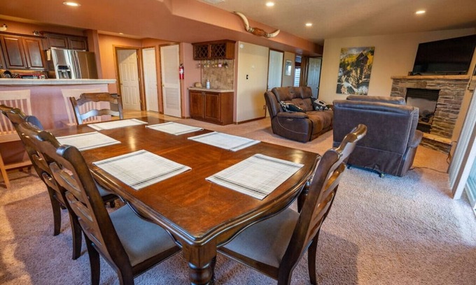 Colorado Springs Condo | Bear Creek Lodge - Hot Tub - King Bed - Close to Everything