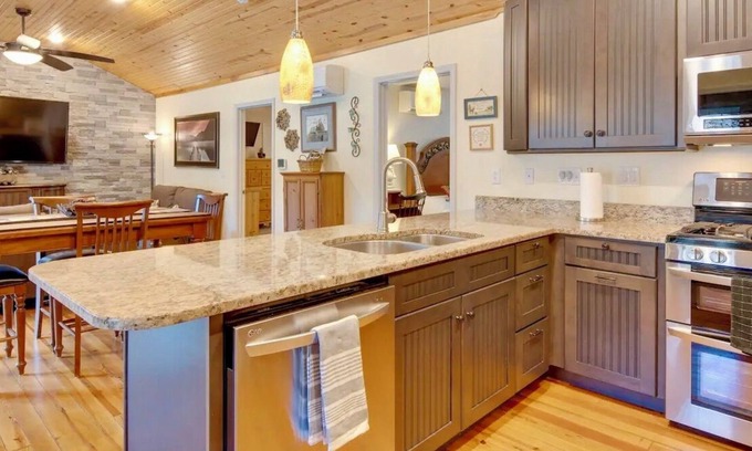 Lake Lure Cabin | Bear Creek Retreat - Cabin in LLVR gated community nLake Lure now Welcomes YOU!