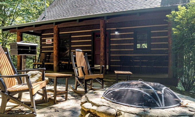 Pittman Center Cabin | Bear Crossing: Charming Cabin with Beautiful View of The Great Smoky Mountains