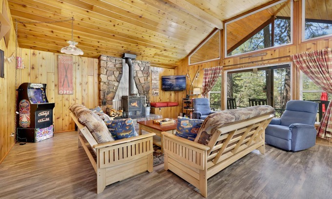 Moonridge Cabin | Bear Cub Ski Haus Cabin- Hot Tub- Games-